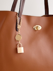 بني فاتح بني - Charm Hand Held Bag - صورة 4 من 5