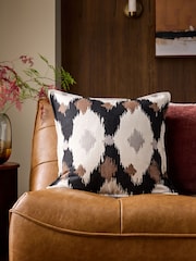 Indoor Outdoor Woven Ikat Cushion - Bild 1 von 5