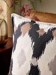 Indoor Outdoor Woven Ikat Cushion - Bild 3 von 5