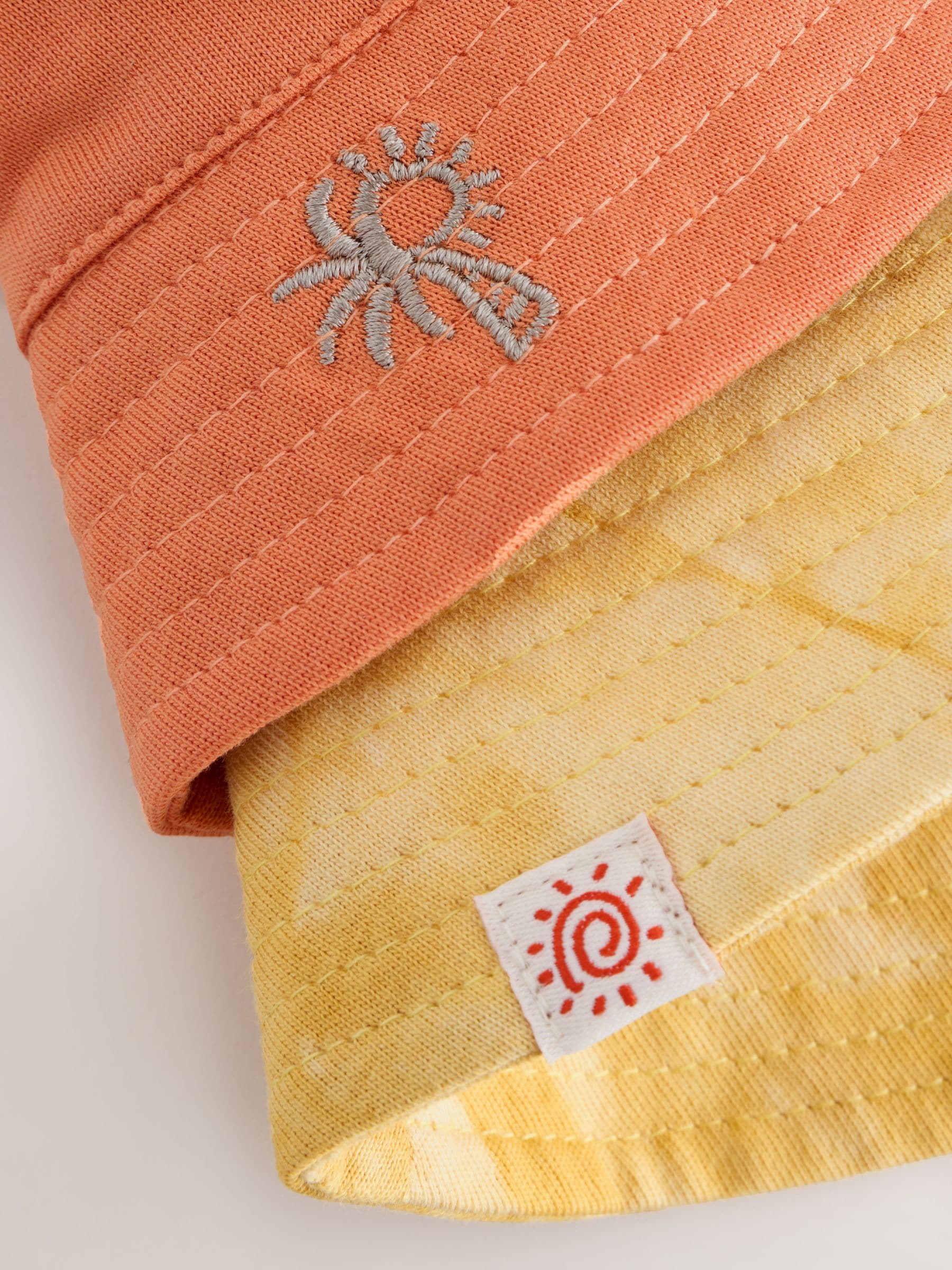 Next：日本 オレンジ刺繍とイエロータイダイ - ベビー バケットハット
