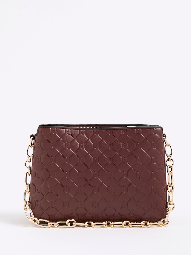 حقيبة تُعلَّق حول الجسم منقوشة بسلسلة من River Island - صورة 1 من 5 حقيبة تُعلَّق حول الجسم منقوشة بسلسلة من River Island - صورة 1 من 5