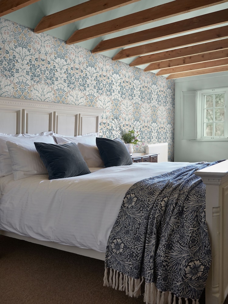 William Morris At Home Daydream Blackthorn 10M Wallpaper - Image 1 of 4 William Morris At Home Daydream Blackthorn 10M Wallpaper - Image 1 of 4