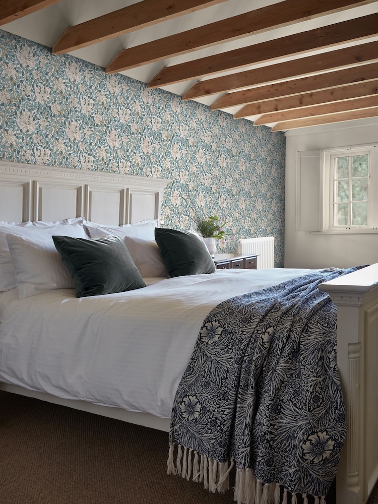 William Morris At Home Dusk Blue Honeysuckle 10M Wallpaper - Image 1 of 4