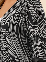 Cardigan Yours Curve Abstract PU com punhos - Imagem 4 de 5