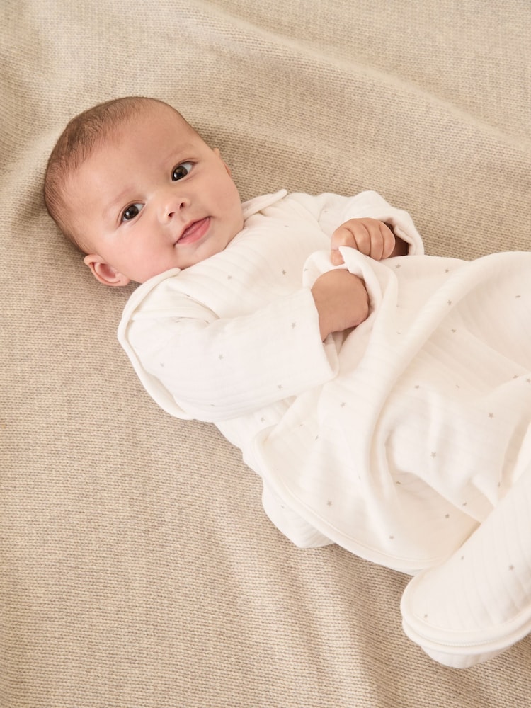 The White Company Star Quilted White Sleeping Bag 1.0 Tog - Image 2 of 4 The White Company Star Quilted White Sleeping Bag 1.0 Tog - Image 2 of 4