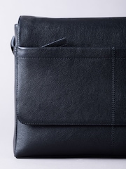 Lakeland Leather Black Crummock Laptop Messenger Bag - Image 3 of 7