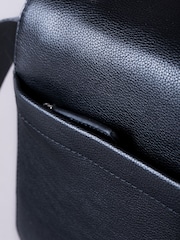 Lakeland Leather Black Crummock Laptop Messenger Bag - Image 4 of 7