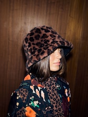 Sombrero de cubo con diseño reversible de borreguito/pelo de Never Fully Dressed - Imagen 4 de 5