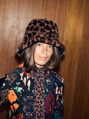 Sombrero de cubo con diseño reversible de borreguito/pelo de Never Fully Dressed - Imagen 5 de 5