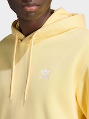 צהוב - adidas originals קפוצ'ון בייסיק בגזרה רפויה בעיטור לוגו תלת-עלים - תמונה 4 מתוך 6