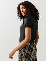 שחור - adidas originals חולצת טי בעיטור תחרה, דגם Cali - תמונה 3 מתוך 6