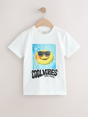 ホワイト クールバイブ - レギュラーフィット 半袖 グラフィック プリント Tシャツ（3～16歳） - 画像 1 / 4