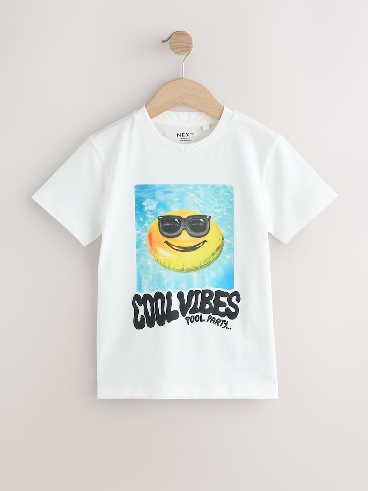 ホワイト クールバイブ - レギュラーフィット 半袖 グラフィック プリント Tシャツ（3～16歳） - 画像 1 / 4