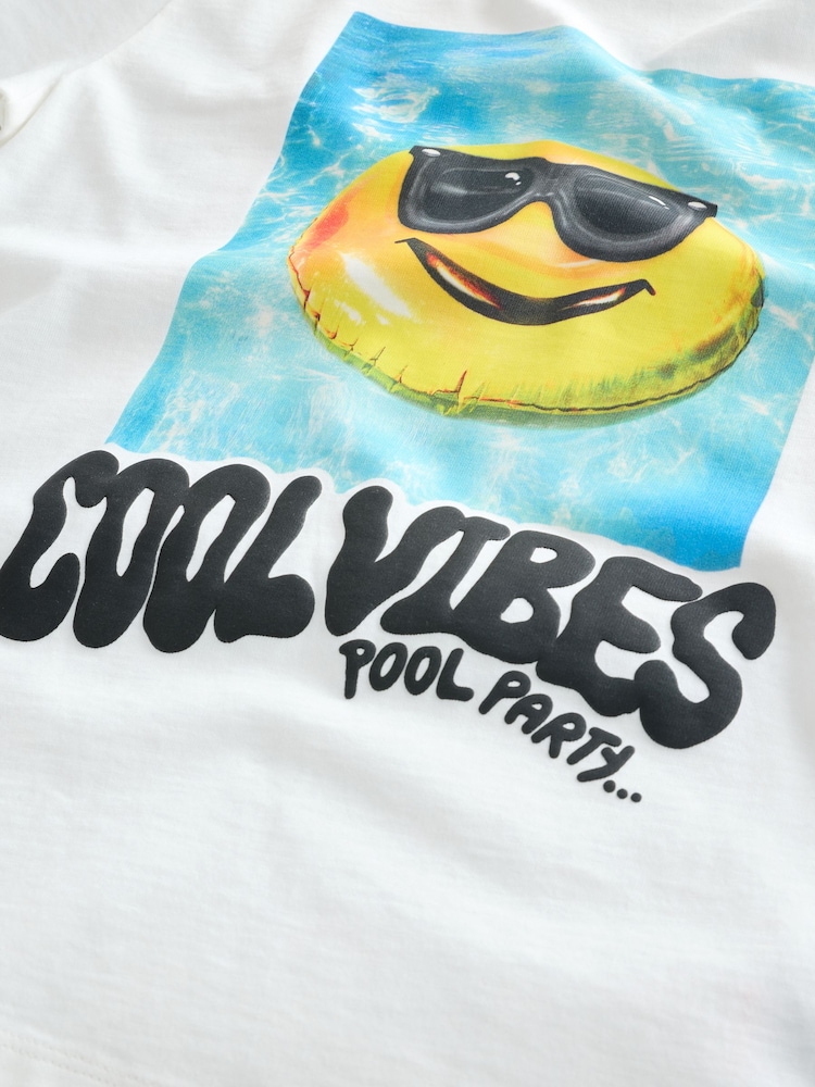 ホワイト クールバイブ - レギュラーフィット 半袖 グラフィック プリント Tシャツ（3～16歳） - 画像 4 / 4