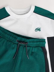 Green/White/Navy - Conjunto de camiseta de manga corta y pantalones cortos con diseño de bloques de colores (3-16 años) - Imagen 4 de 6