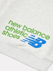 New Balance קפוצ'ון פרימיום ספורטיבי בגזרה נינוחה עם גרפיקה - תמונה 10 מתוך 10