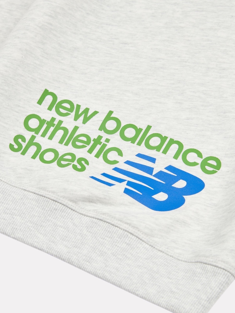 New Balance קפוצ'ון פרימיום ספורטיבי בגזרה נינוחה עם גרפיקה - תמונה 10 מתוך 10 New Balance קפוצ'ון פרימיום ספורטיבי בגזרה נינוחה עם גרפיקה - תמונה 10 מתוך 10