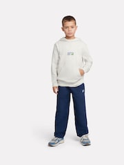 New Balance קפוצ'ון פרימיום ספורטיבי בגזרה נינוחה עם גרפיקה - תמונה 5 מתוך 10