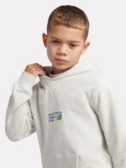 New Balance קפוצ'ון פרימיום ספורטיבי בגזרה נינוחה עם גרפיקה - תמונה 6 מתוך 10