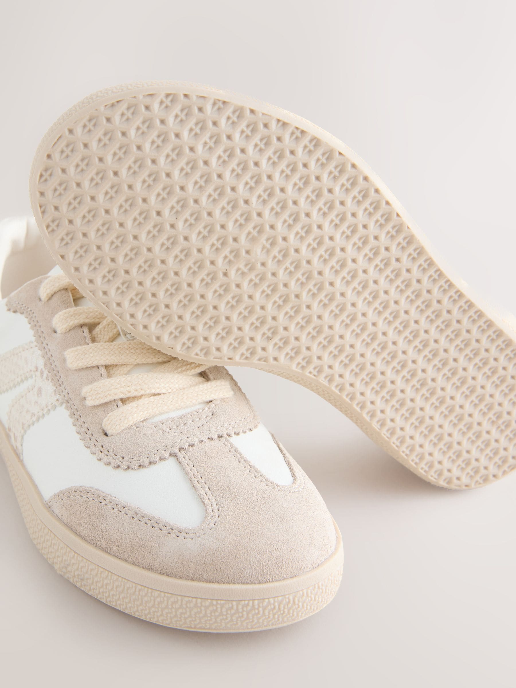 Cumpără Neutral - Pantofi sport retro from Next Romania