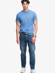 תכול - Superdry חולצת טי עם הדפס באפקט דהוי, דגם Dockside - תמונה 3 מתוך 7