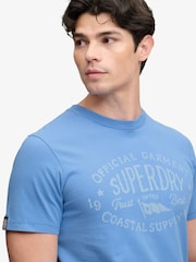 תכול - Superdry חולצת טי עם הדפס באפקט דהוי, דגם Dockside - תמונה 5 מתוך 7