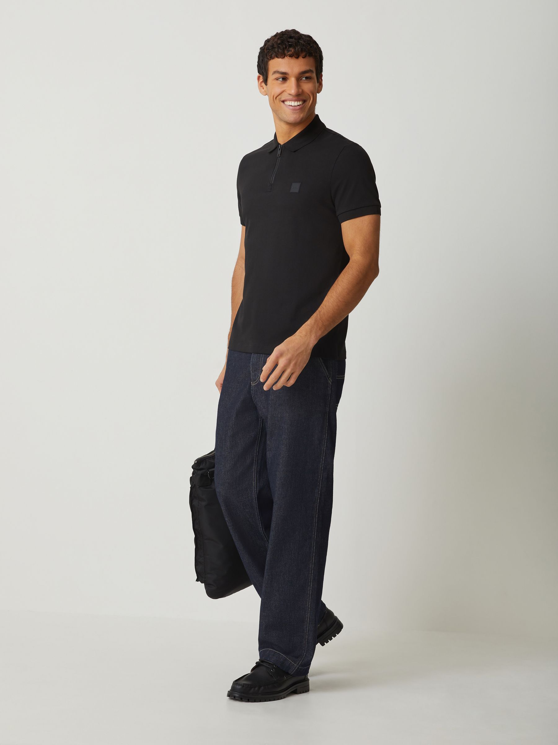 Next：日本 ブラック - BOSS スリムフィット ロゴ クォータージップ