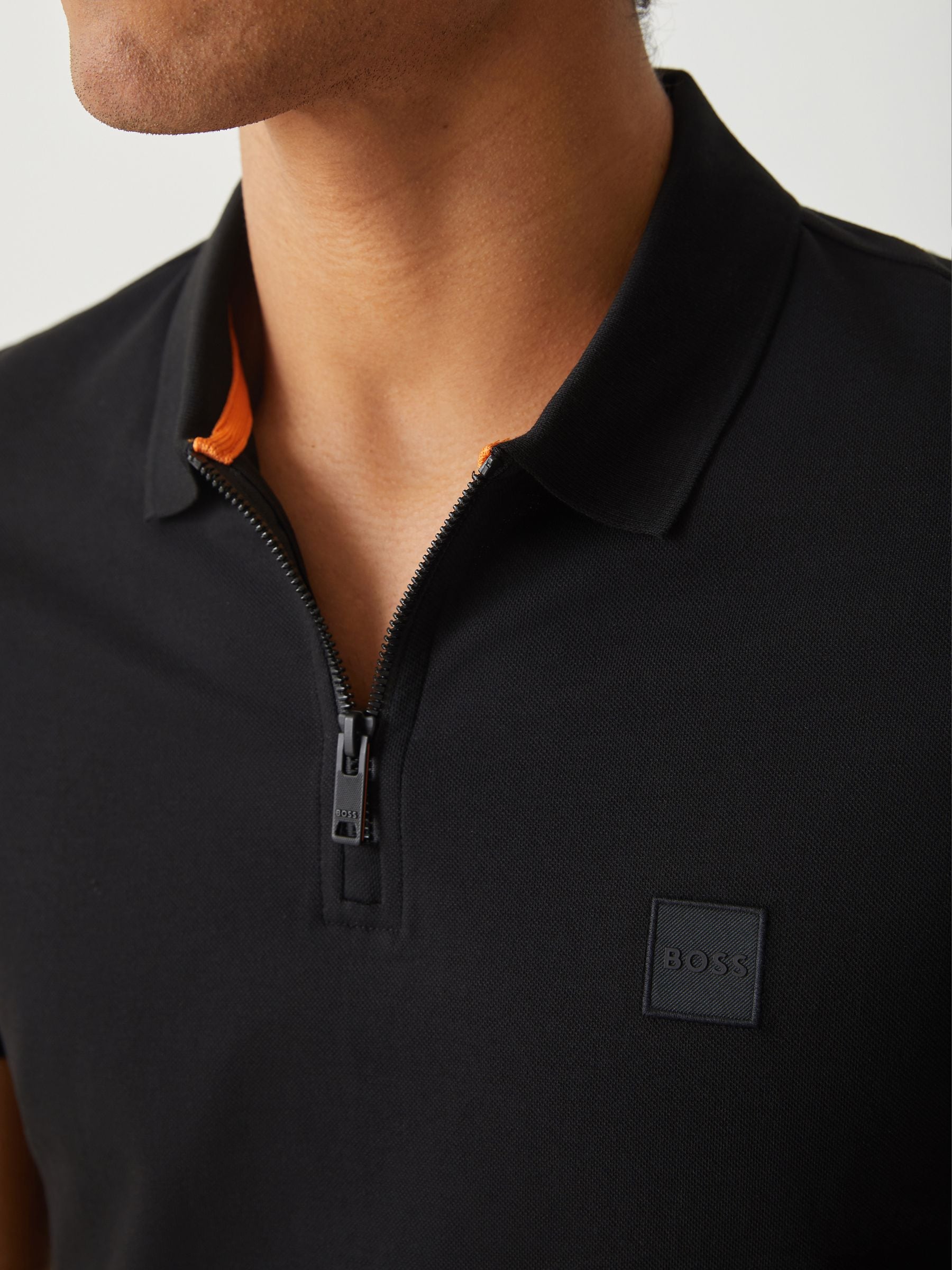 Next：日本 ブラック - BOSS スリムフィット ロゴ クォータージップ