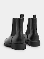 Preto - Botas Chelsea Yours Curve de cano curto - Imagem 4 de 6