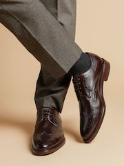 rjava - Jones Bootmaker Longwood Suede Derby gležnjar z luknjičastim vzorcem in vezalkami - Slika 1 iz 5
