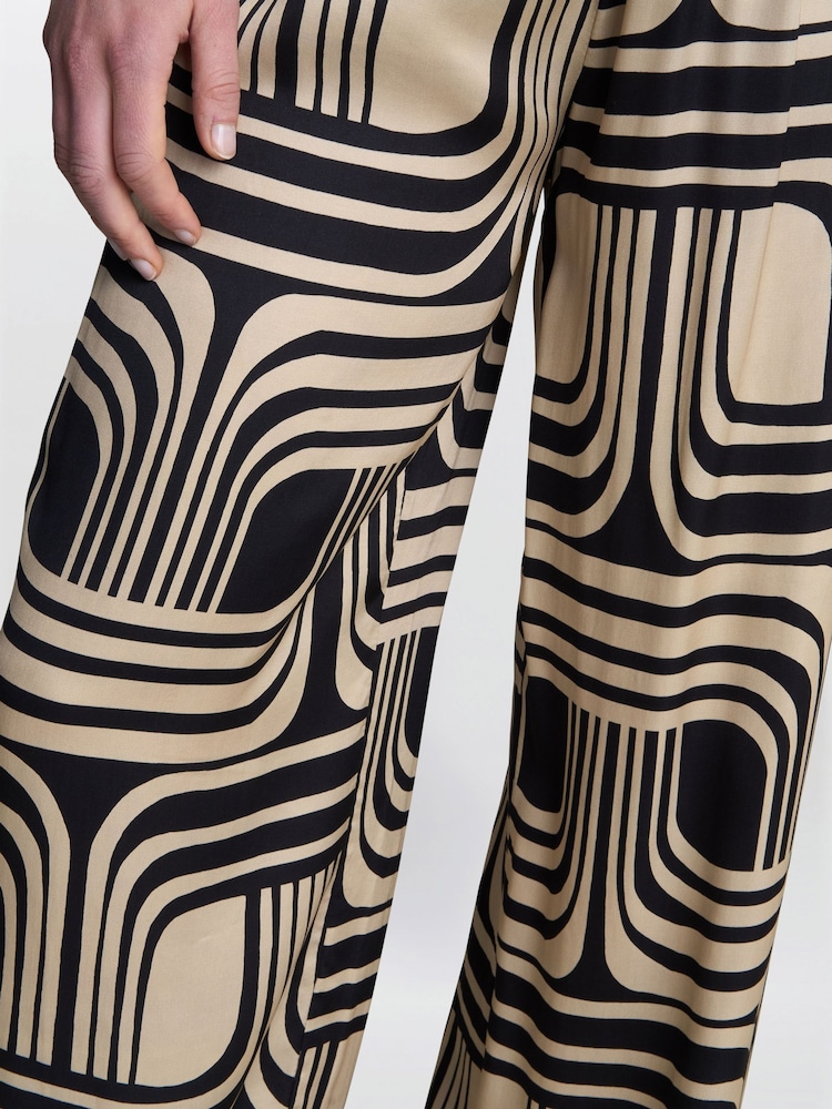 Gina Bacconi Quinn Satin Pull On Wide Leg Black Trousers - Image 4 of 4