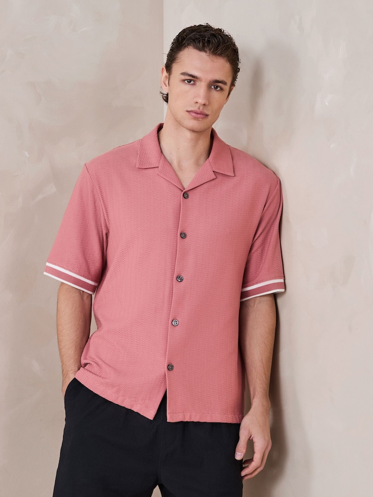 وردي مرجاني - قميص جيرسيه بملمس بارز بكُم قصير وحواف متباينة - صورة 1 من 7 وردي مرجاني - قميص جيرسيه بملمس بارز بكُم قصير وحواف متباينة - صورة 1 من 7