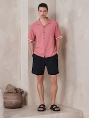 وردي مرجاني - قميص جيرسيه بملمس بارز بكُم قصير وحواف متباينة - صورة 2 من 7