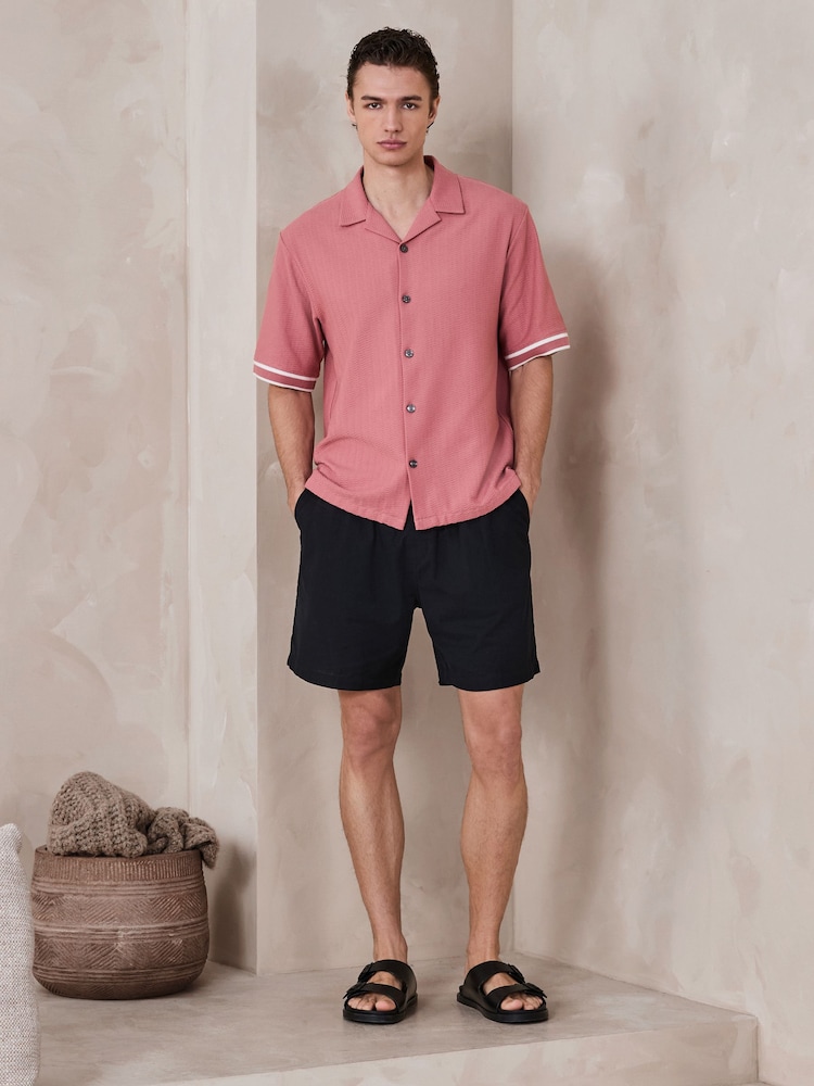 وردي مرجاني - قميص جيرسيه بملمس بارز بكُم قصير وحواف متباينة - صورة 2 من 7 وردي مرجاني - قميص جيرسيه بملمس بارز بكُم قصير وحواف متباينة - صورة 2 من 7