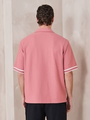 وردي مرجاني - قميص جيرسيه بملمس بارز بكُم قصير وحواف متباينة - صورة 3 من 7