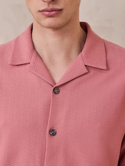 وردي مرجاني - قميص جيرسيه بملمس بارز بكُم قصير وحواف متباينة - صورة 4 من 7