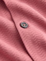 وردي مرجاني - قميص جيرسيه بملمس بارز بكُم قصير وحواف متباينة - صورة 6 من 7