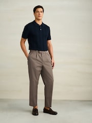 Marrón - Pantalones chinos elegantes de corte cónico estándar en algodón con cintura elástica y elástico de N. Premium - Imagen 2 de 10