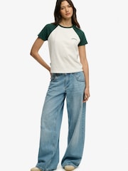 الأبيض والأخضر - Superdry Essential Retro T-Shirt - Image 4 of 7