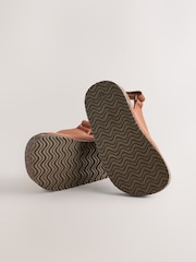 Tan/ বাদামী - ডাবল বাকল কুশনযুক্ত ফুটবেড Sandals - 5এর মধ্যে 3 ছবি