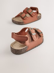 Tan/ বাদামী - ডাবল বাকল কুশনযুক্ত ফুটবেড Sandals - 5এর মধ্যে 5 ছবি