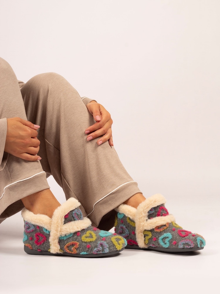 Pantuflas estilo botinha com detalhe de coração de anjo cinza Lunar - Imagem 1 de 8