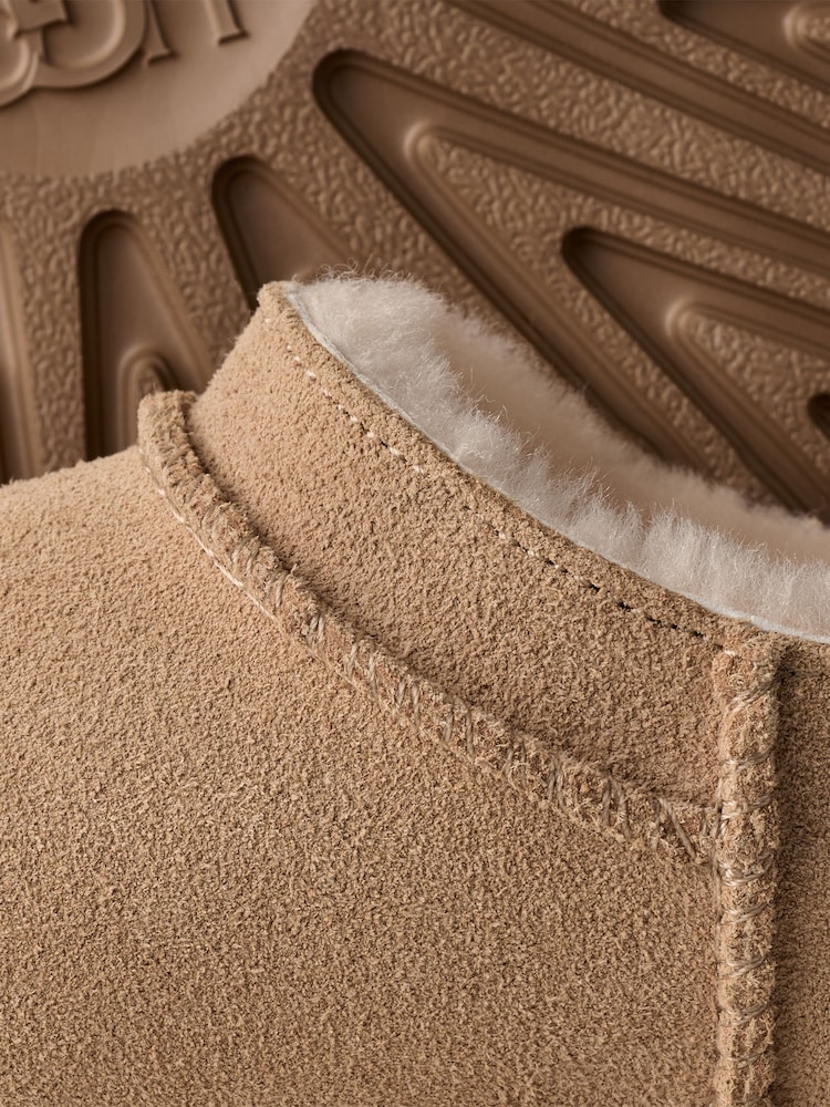 لون طبيعي - بوت كلاسيكي ميكرو للأطفال من UGG - صورة 7 من 7 لون طبيعي - بوت كلاسيكي ميكرو للأطفال من UGG - صورة 7 من 7