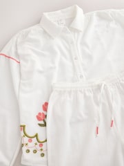 Weiße bestickte Tulpe - Pyjama mit Struktur und Knopfleiste - Bild 11 von 12