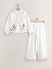 Weiße bestickte Tulpe - Pyjama mit Struktur und Knopfleiste - Bild 9 von 12