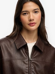 Braun - Superdry Oversized-Bomberjacke aus Kunstleder mit Kragen - Bild 6 von 8