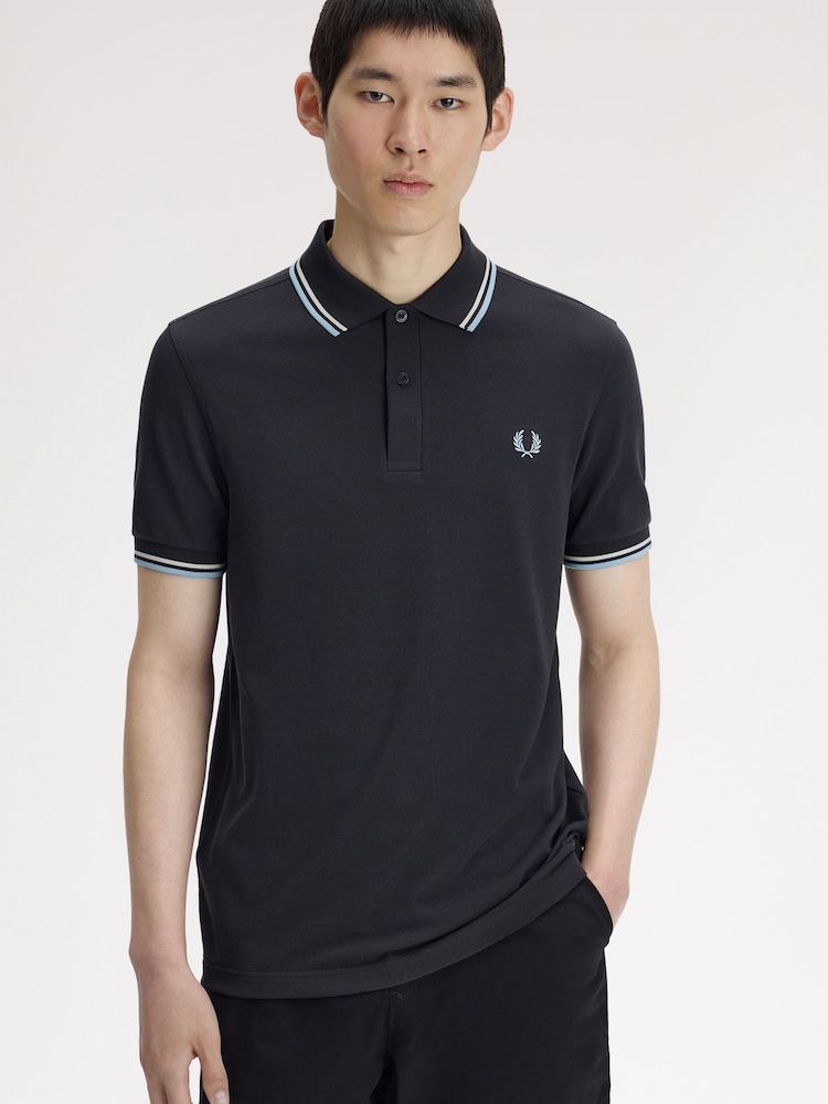 ნაცრისფერი - Fred Perry-ს წვეტიანი პოლო მაისური - სურათი 2 7-დან