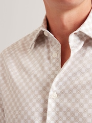 قميص ضيق بكُم طويل بطبعة هندسية على شكل دوائر Sef من Ted Baker - صورة 4 من 6
