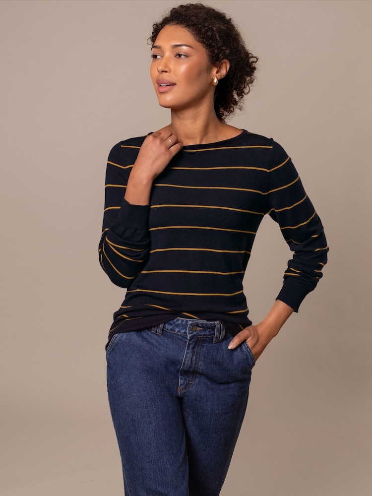 Listra Amarela Marinho - Suéter estilo barco de malha fina merino da Celtic & Co. - Imagem 2 de 6