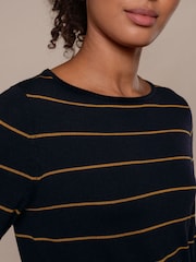 Listra Amarela Marinho - Suéter estilo barco de malha fina merino da Celtic & Co. - Imagem 3 de 6